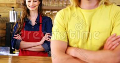 站在柜台前的女服务员和顾客画像